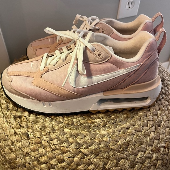 Nike Shoes - Nike tennis shoes, size 8